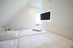 Doppeltbett und Fernseher